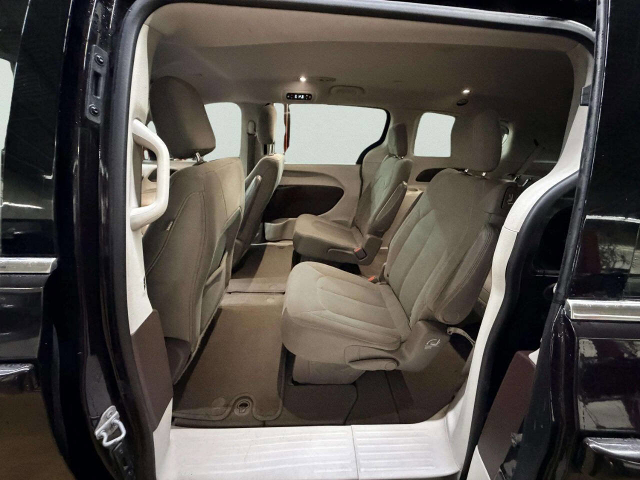 Used 2017 Chrysler Pacifica Touring FWD image 19
