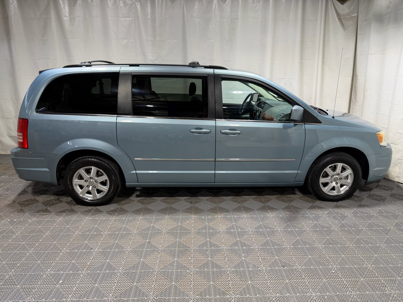 Used 2009 Chrysler Town & Country Touring w/ Flexible Seating Group image 9