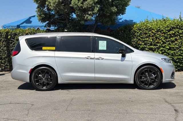 Used 2026 Chrysler Pacifica Limited w/ S Appearance Package FWD image 3