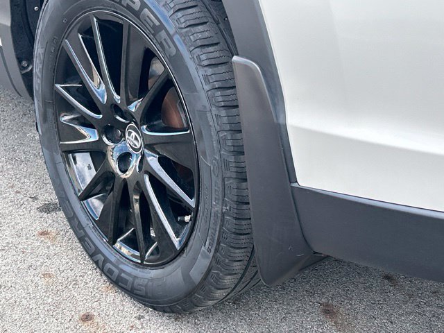 Used 2019 Toyota Highlander SE w/ Nightshade Edition AWD/4WD image 19