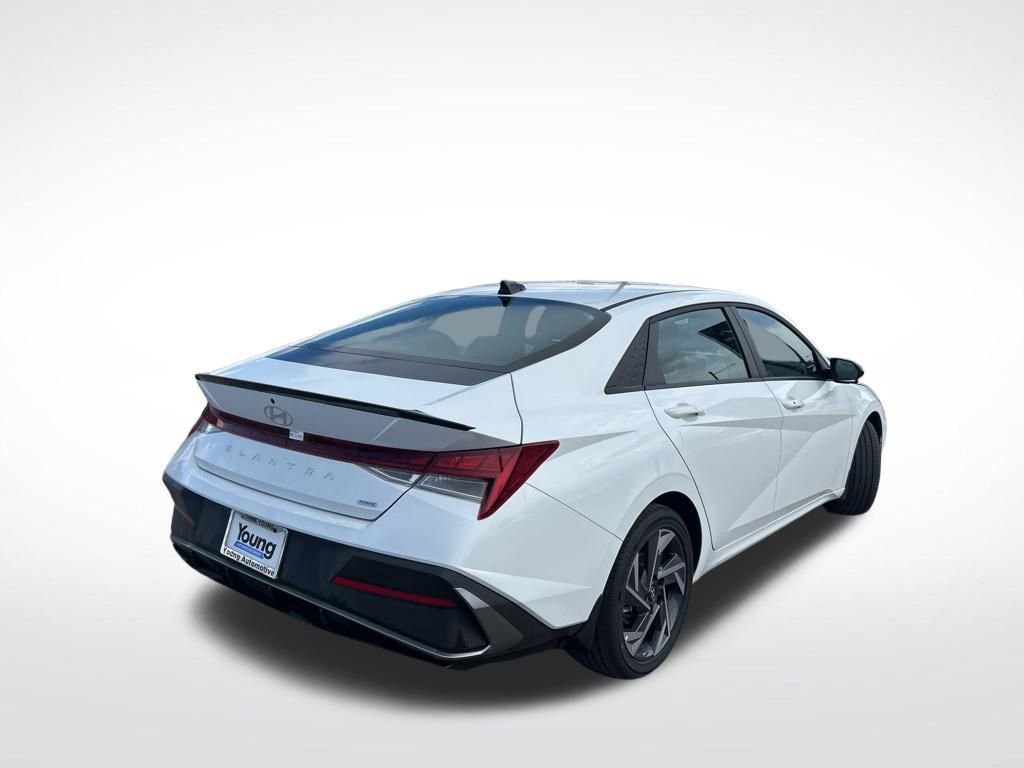 Used 2025 Hyundai Elantra SEL image 5