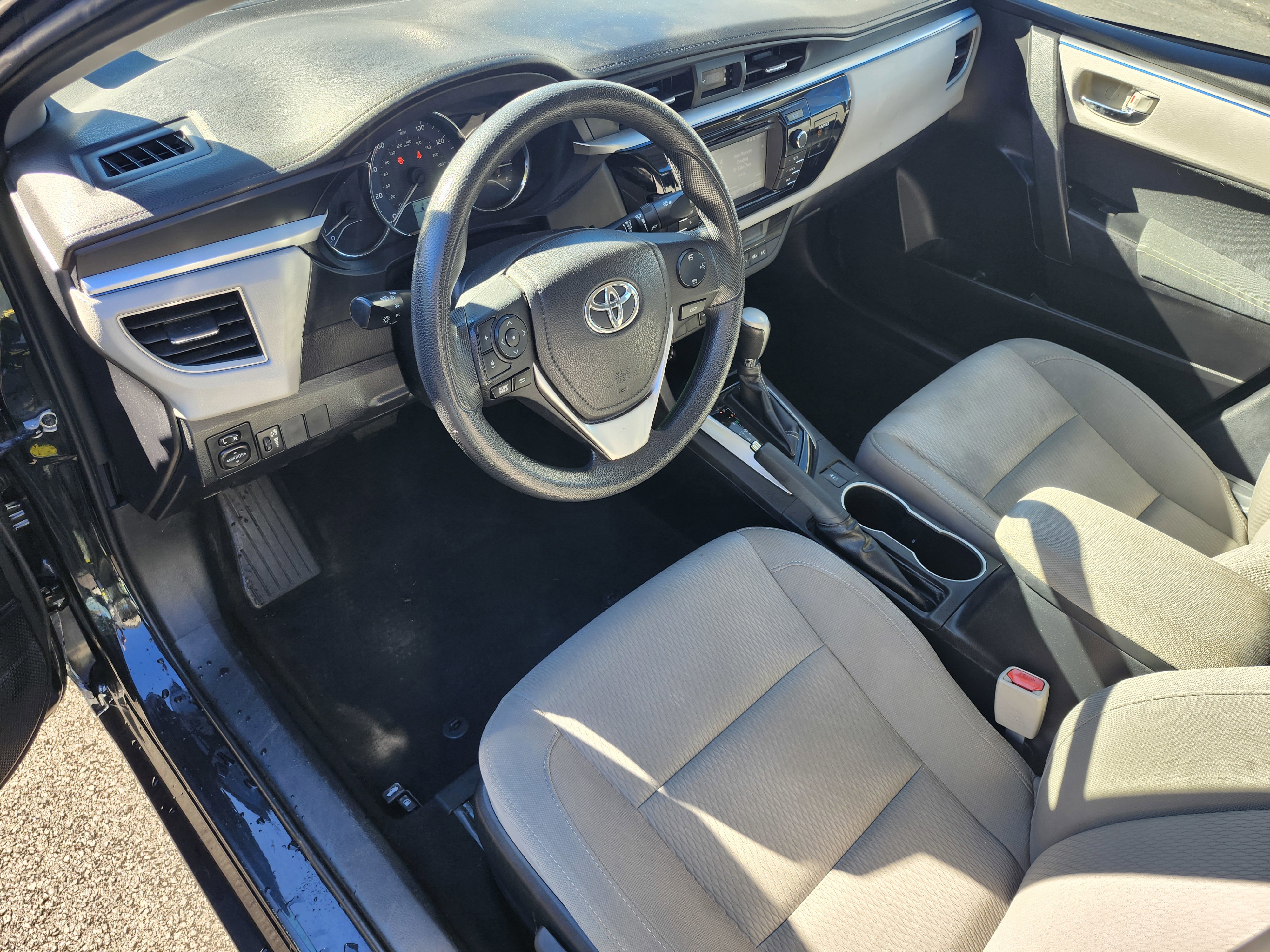 Used 2016 Toyota Corolla LE image 4