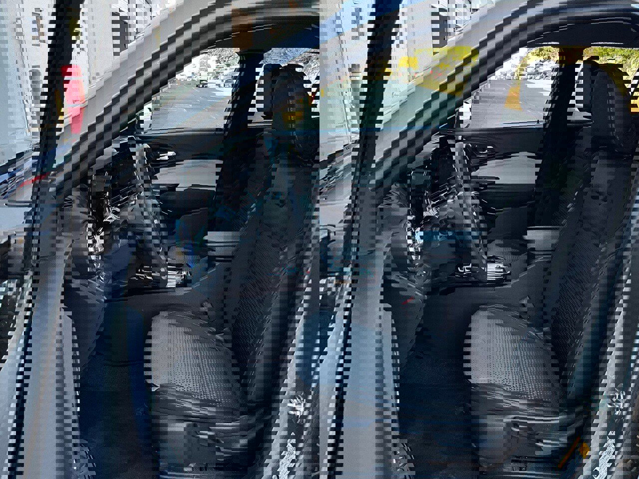 Used 2025 Chevrolet Trax LT image 10