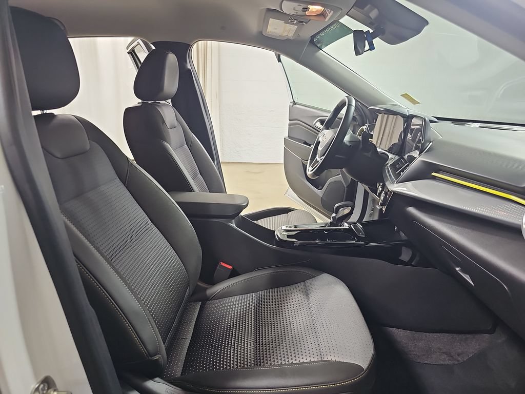 Certified 2025 Chevrolet Trax LT w/ Driver Confidence Package FWD image 13