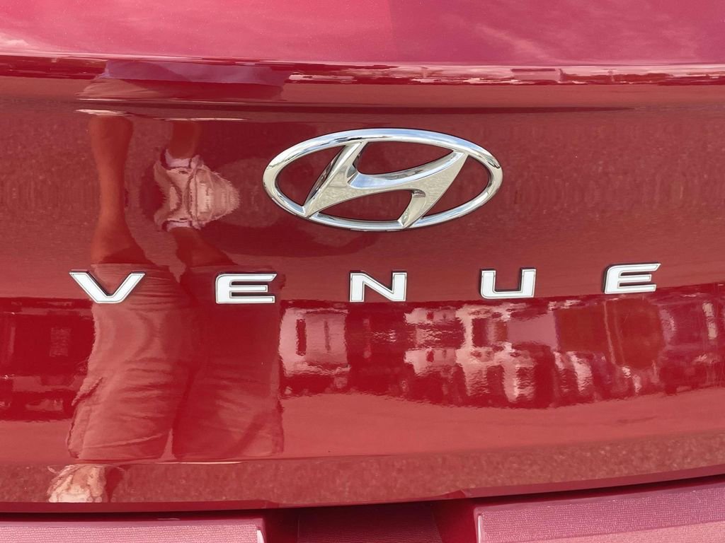 Used 2022 Hyundai Venue Limited image 9