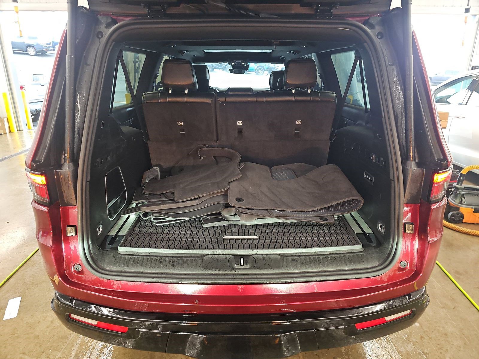 Used 2025 Jeep Wagoneer L Series II w/ Convenience Group I image 18