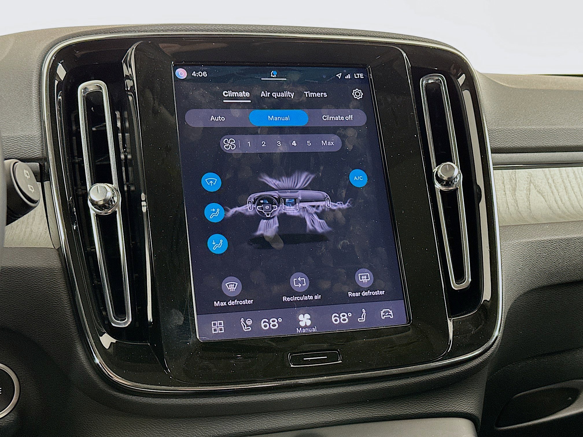 Used 2025 Volvo XC40 B5 Plus image 24