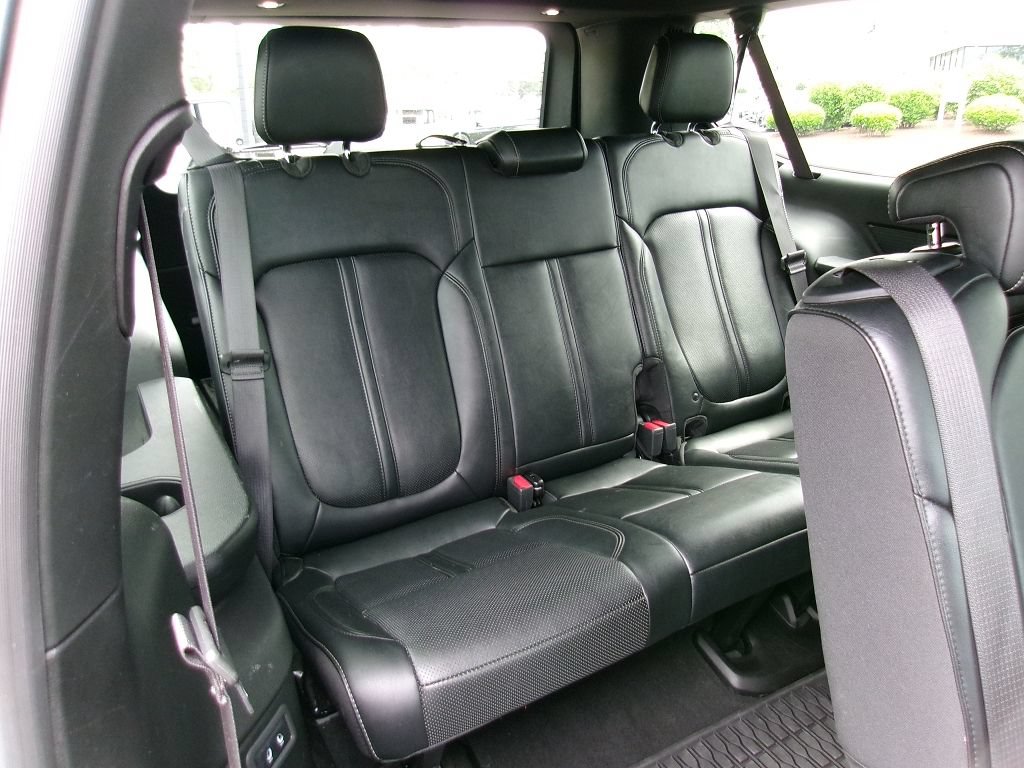 Certified 2024 Jeep Wagoneer L Series II w/ Flexible Seating Group AWD/4WD image 12