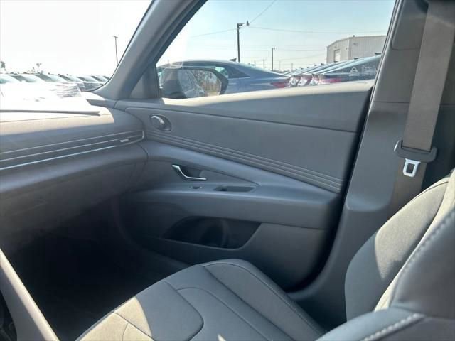 Used 2025 Hyundai Elantra SEL image 16