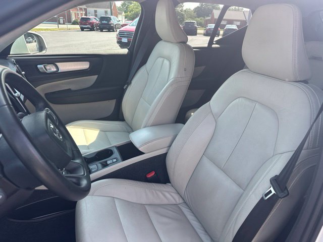Used 2022 Volvo XC40 T4 Momentum FWD image 10