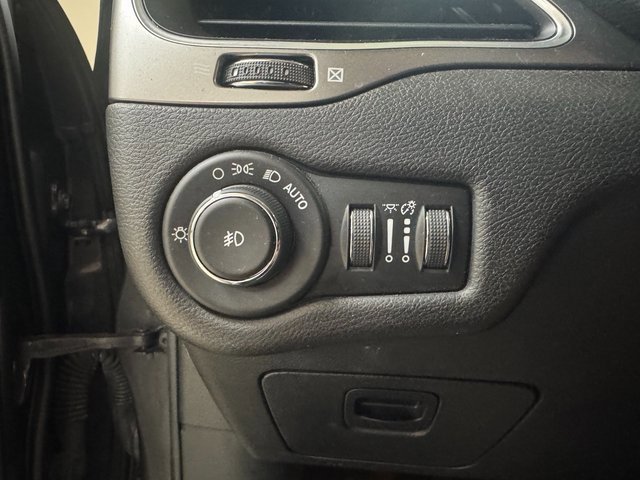 Used 2019 Jeep Cherokee Latitude Plus image 10