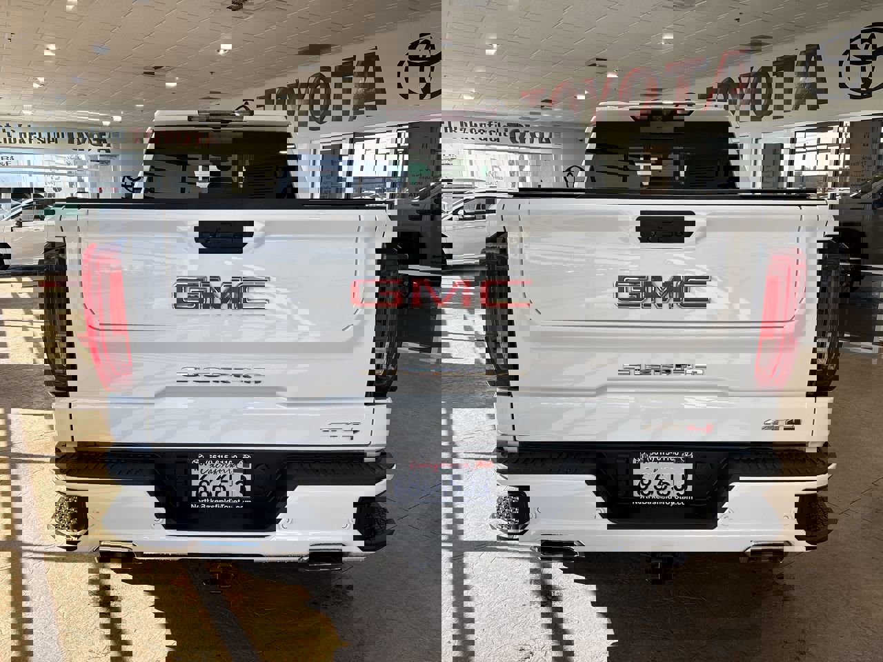 Used 2022 GMC Sierra 1500 AT4 w/ AT4 Premium Package image 9