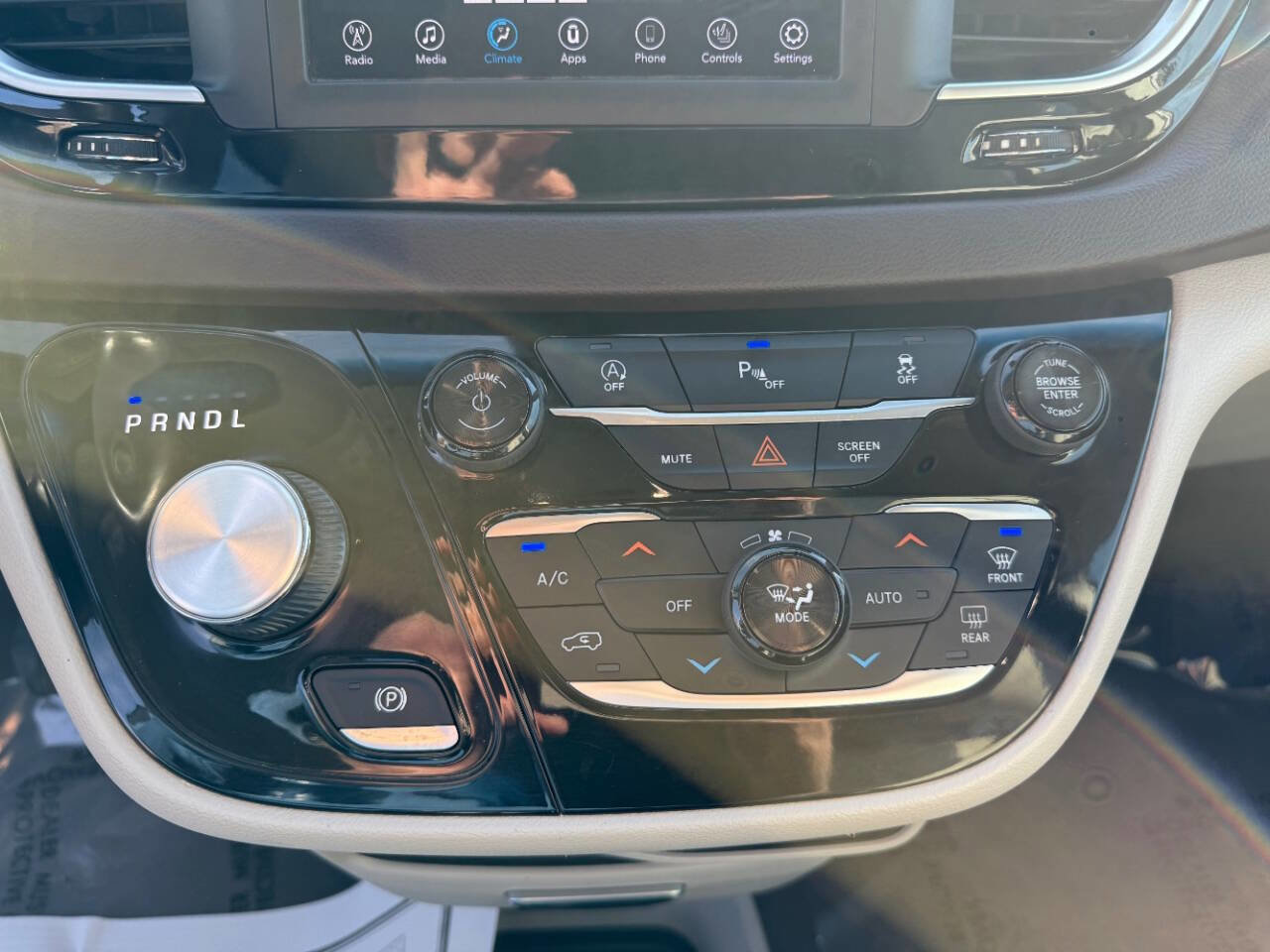 Used 2018 Chrysler Pacifica Touring-L image 19