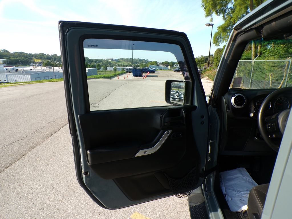 Used 2015 Jeep Wrangler Unlimited Sahara w/ Connectivity Group AWD/4WD image 20
