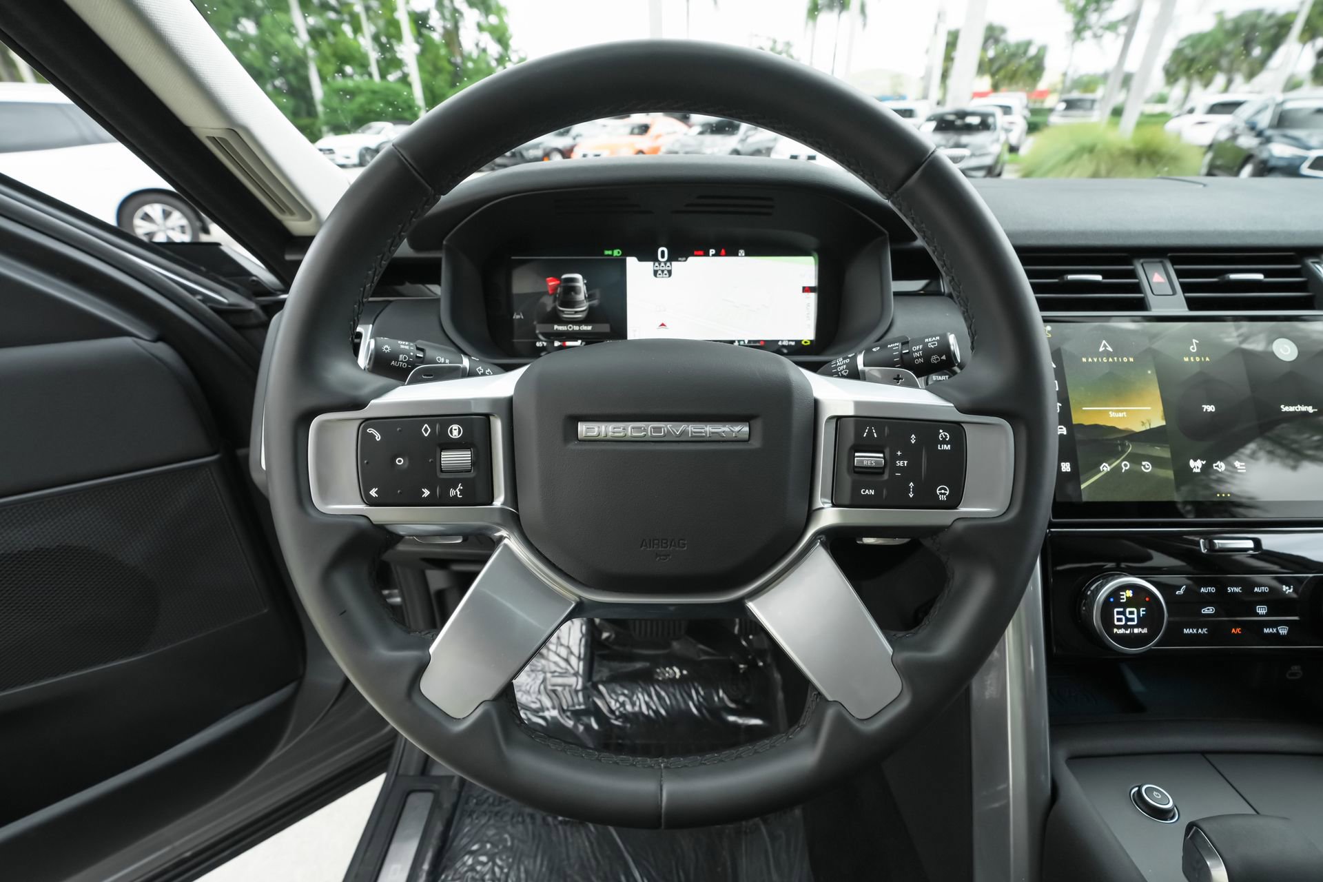 Used 2024 Land Rover Discovery S image 8