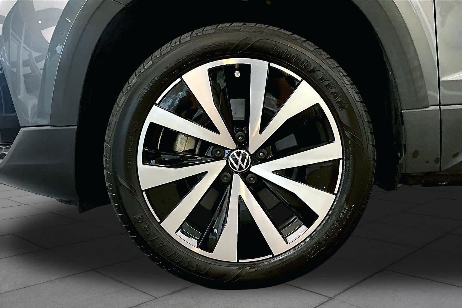 Used 2022 Volkswagen Taos SE FWD image 11