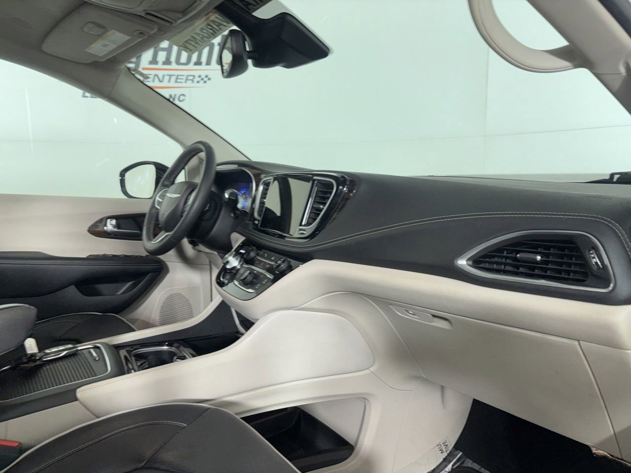 Used 2023 Chrysler Pacifica Limited FWD image 30