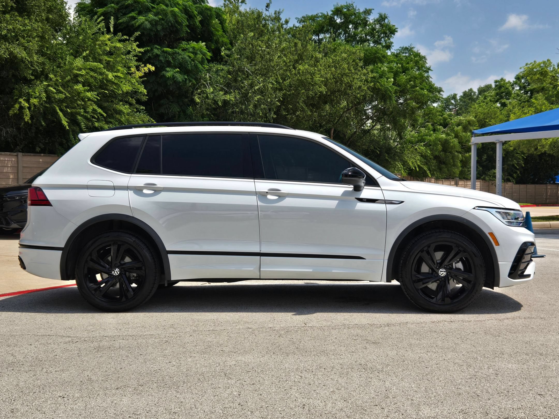 Used 2024 Volkswagen Tiguan SE R-Line FWD image 2