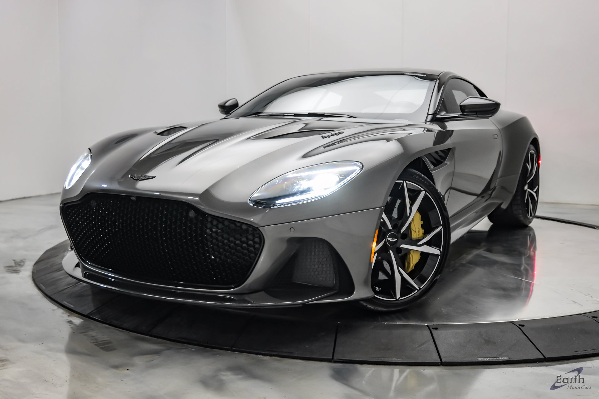 Used 2019 Aston Martin DBS Superleggera RWD image 5