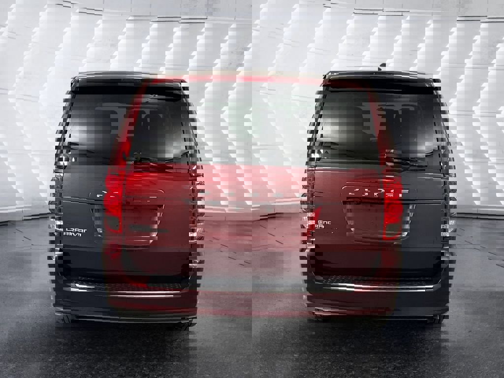 Used 2018 Dodge Grand Caravan SE w/ UConnect Hands-Free Group image 5