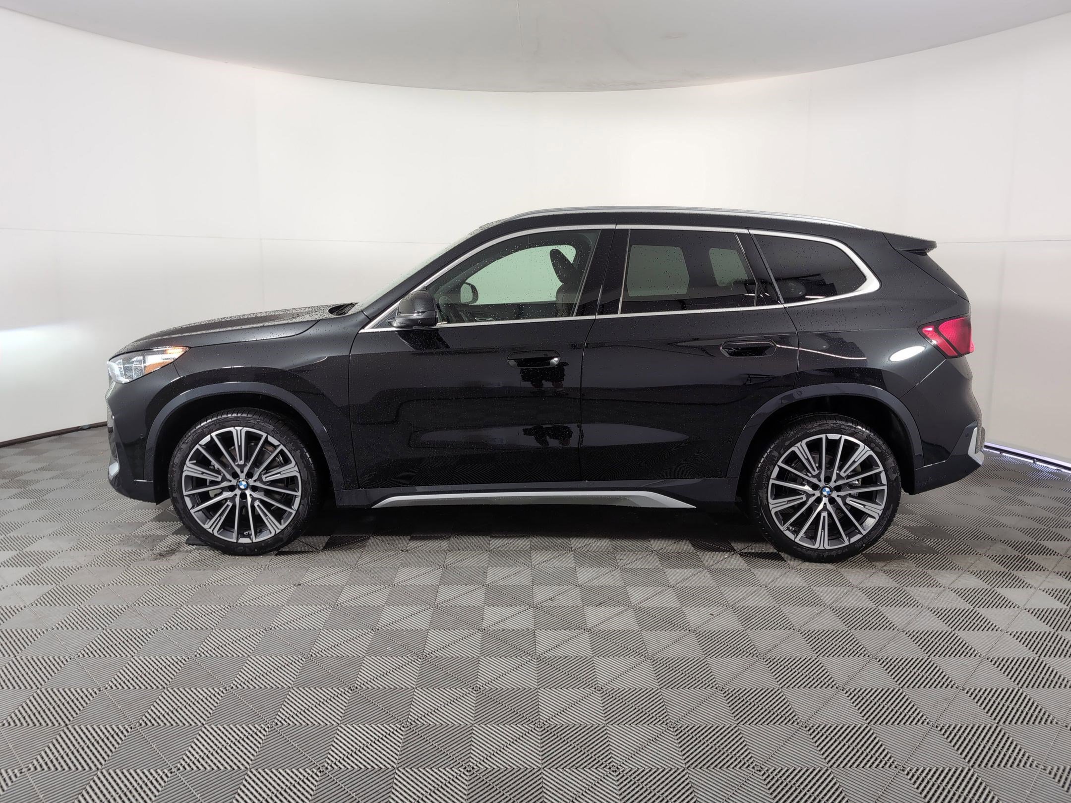 Used 2025 BMW X1 xDrive28i w/ Premium Package AWD/4WD image 2