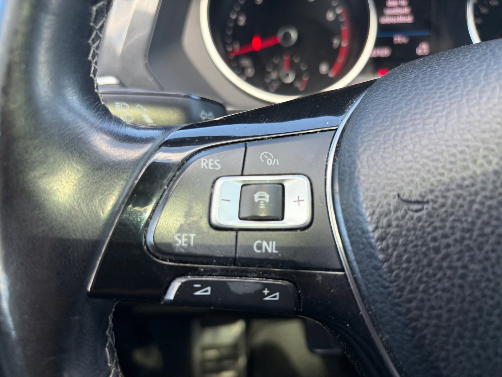 Used 2018 Volkswagen Tiguan SEL w/ R-Line Package AWD/4WD image 18