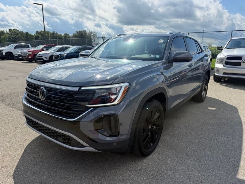 Used 2024 Volkswagen Atlas Cross Sport SE w/ Panoramic Sunroof Package AWD/4WD image 2