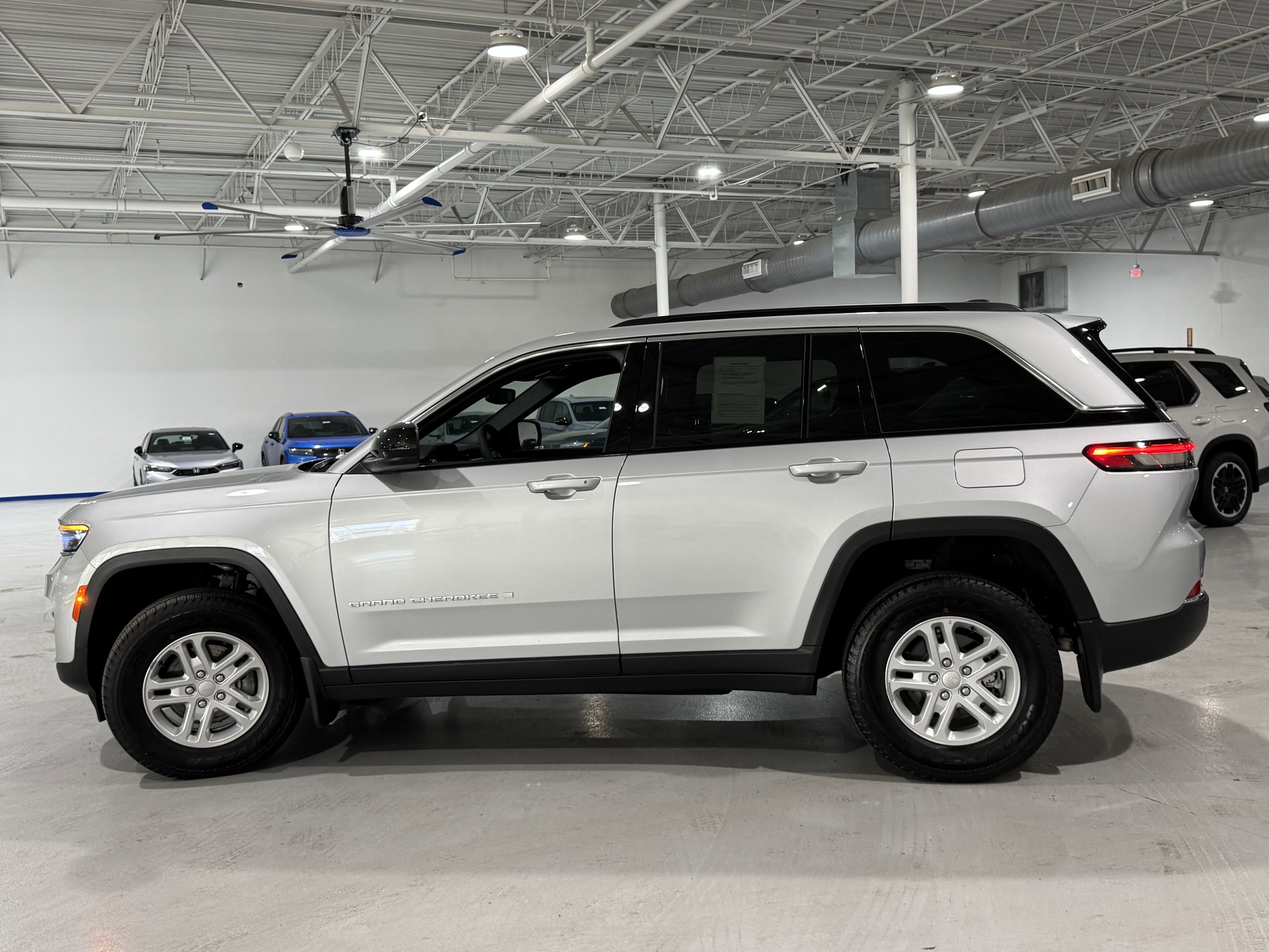 Used 2024 Jeep Grand Cherokee Laredo w/ MOPAR Finishing Package image 16