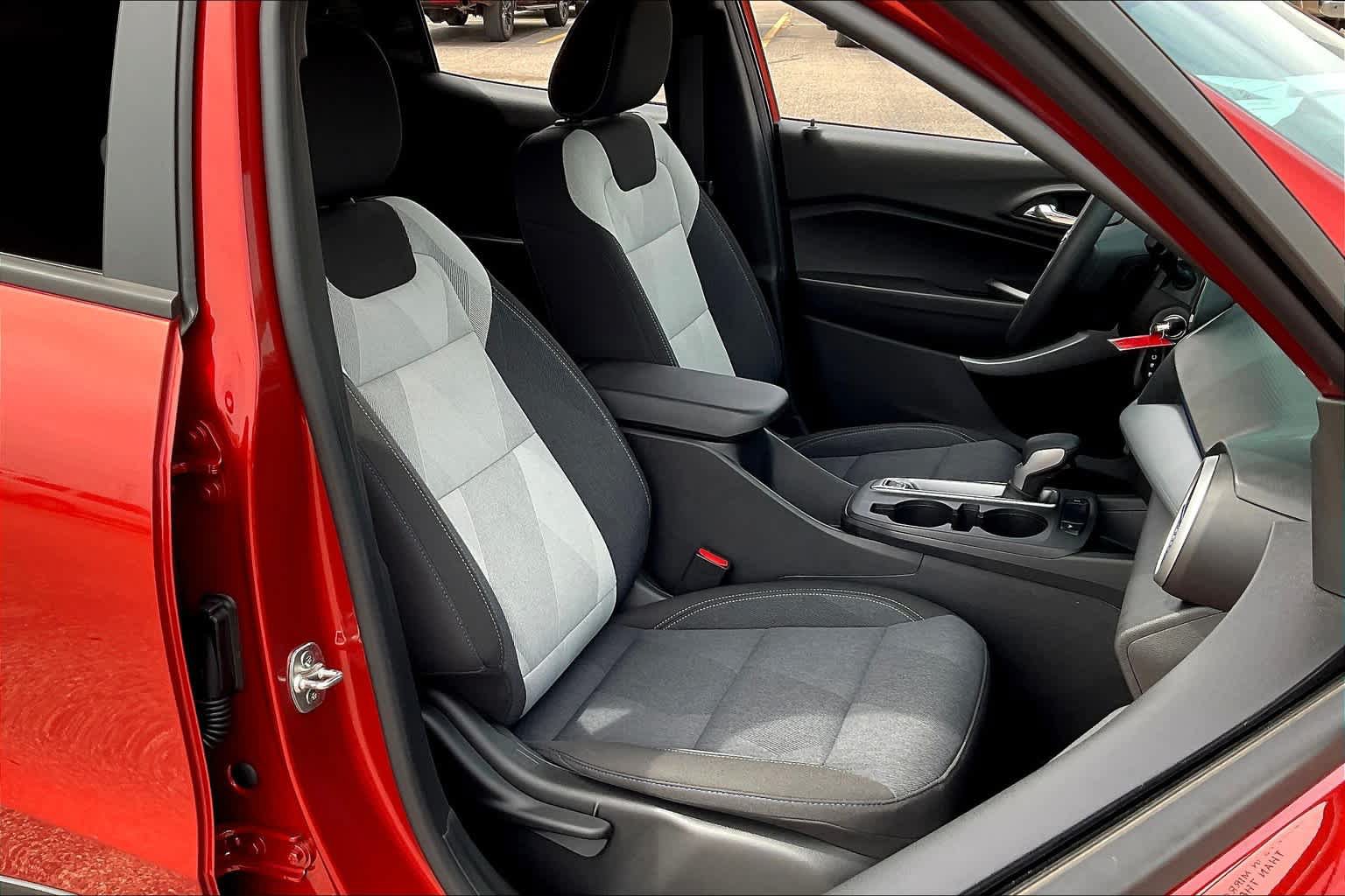 Used 2024 Chevrolet Trax LS w/ LS Convenience Package FWD image 9