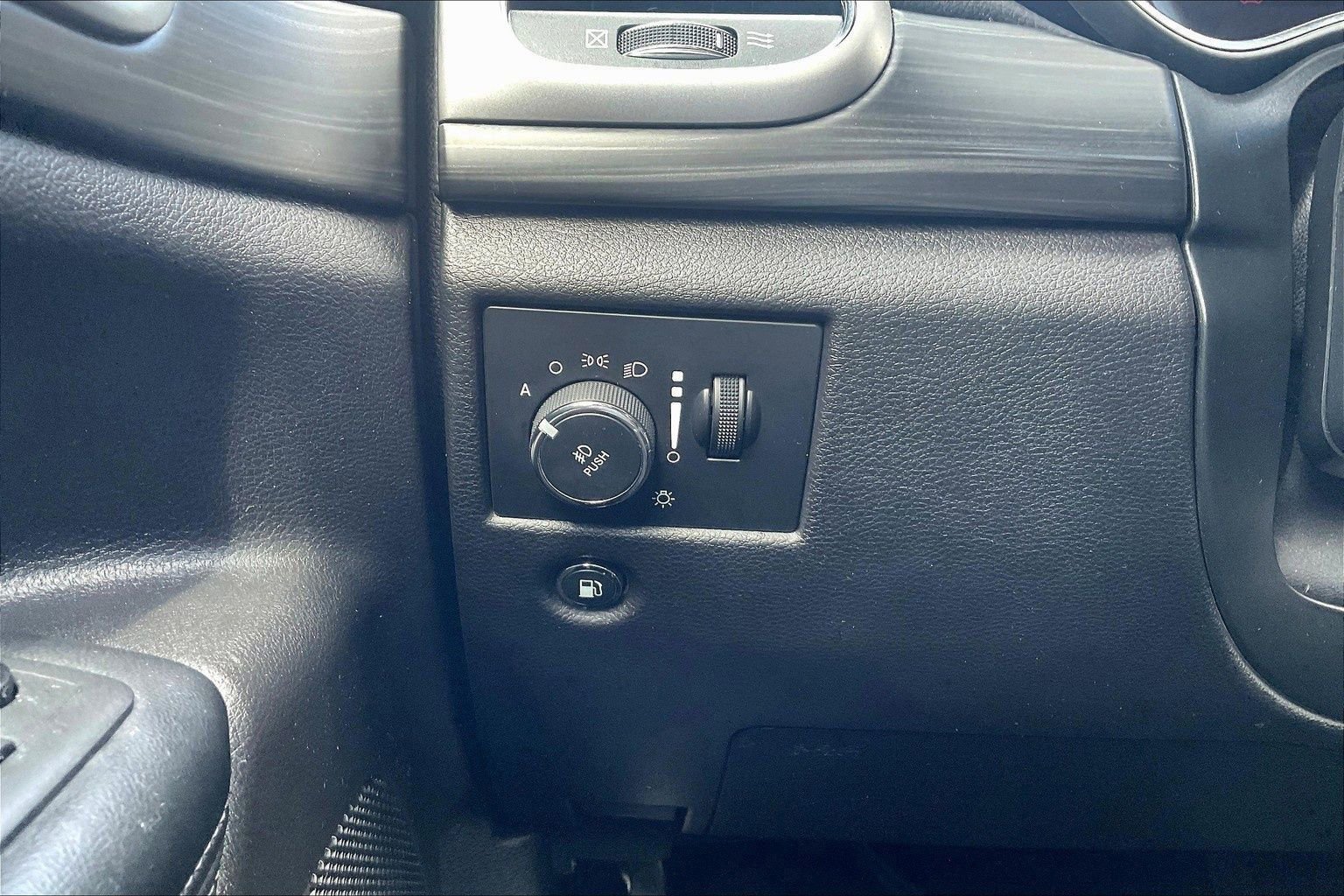 Used 2021 Jeep Grand Cherokee Laredo image 36