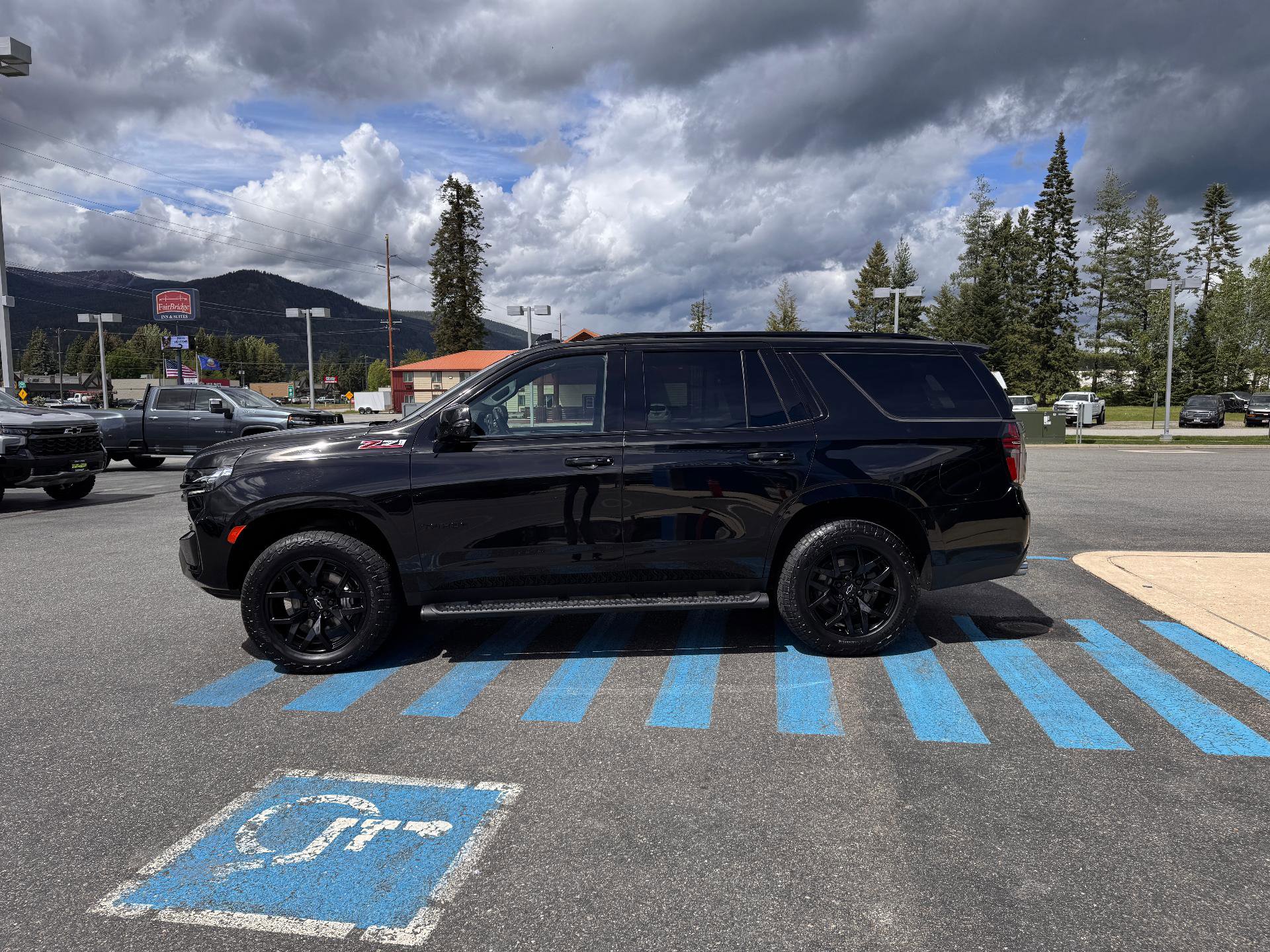 Used 2022 Chevrolet Tahoe Z71 w/ Z71 Off-Road Package AWD/4WD image 4