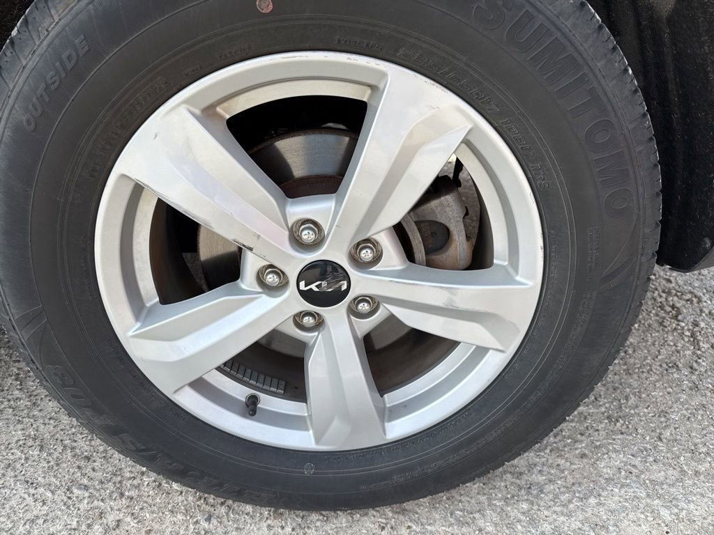 Used 2022 Kia Sorento LX image 9