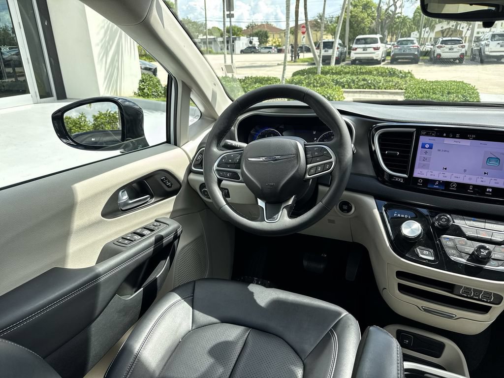 Used 2024 Chrysler Pacifica Touring-L FWD image 21