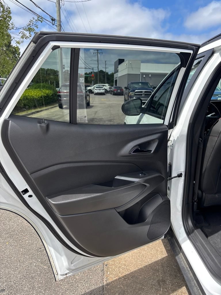 Used 2025 Chevrolet Trax RS FWD image 19