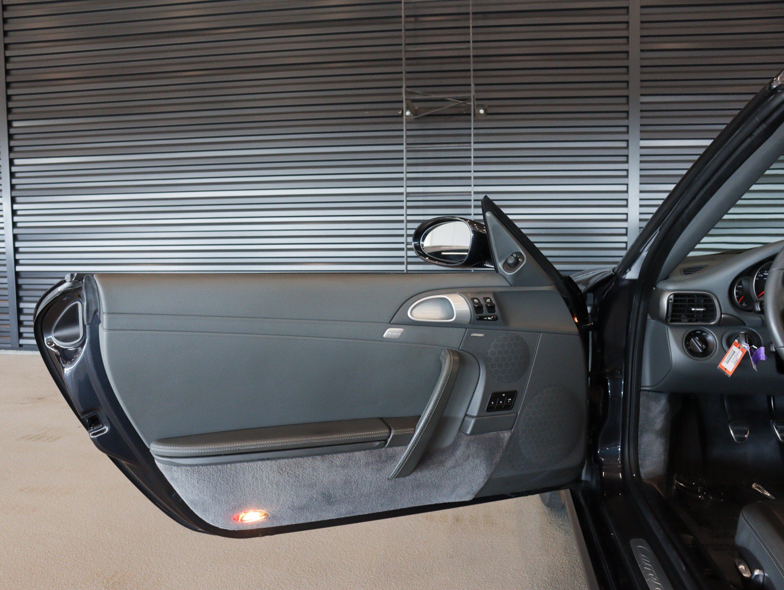 Used 2006 Porsche 911 Carrera RWD image 24