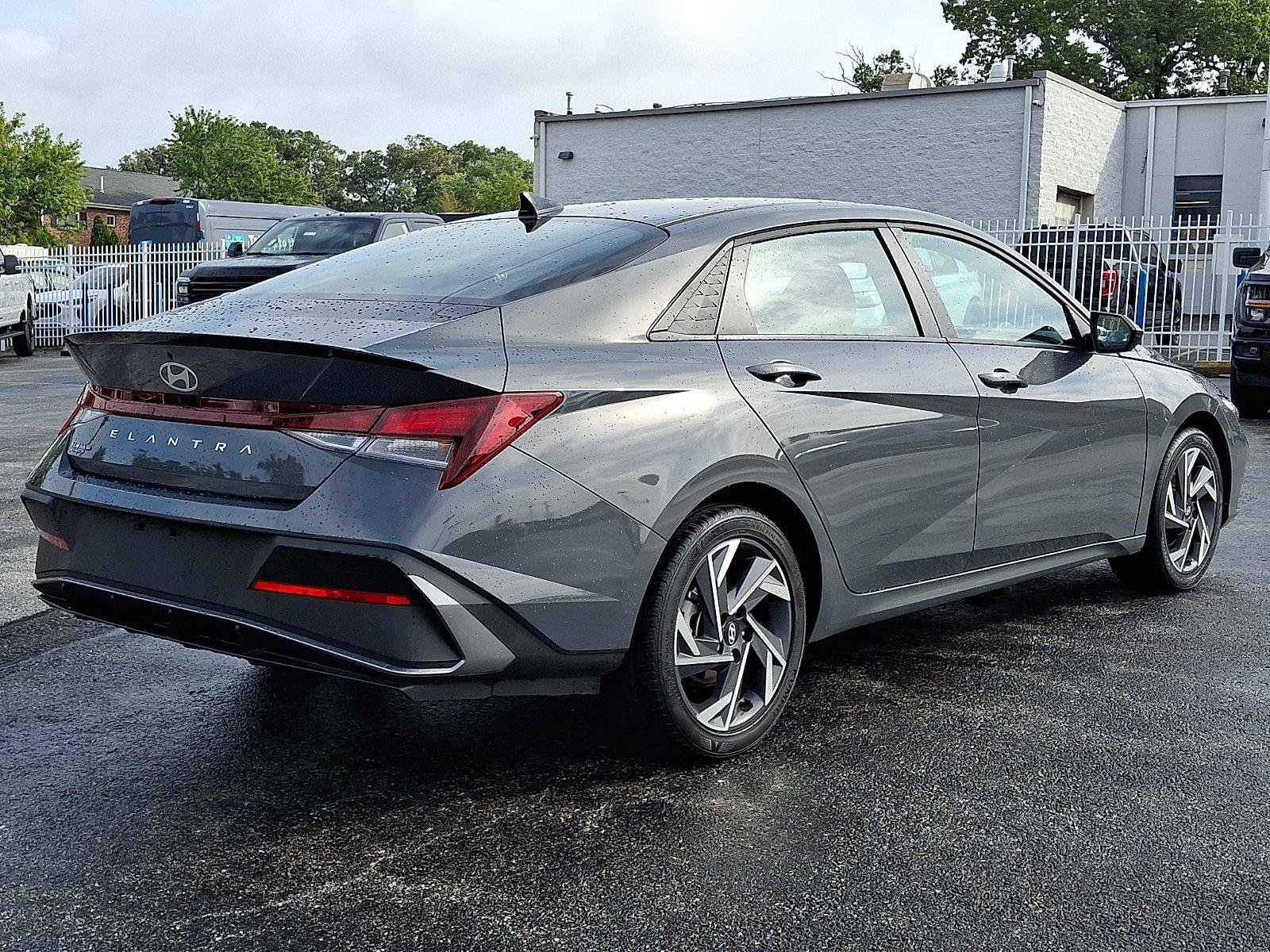 Used 2025 Hyundai Elantra Sport FWD image 8