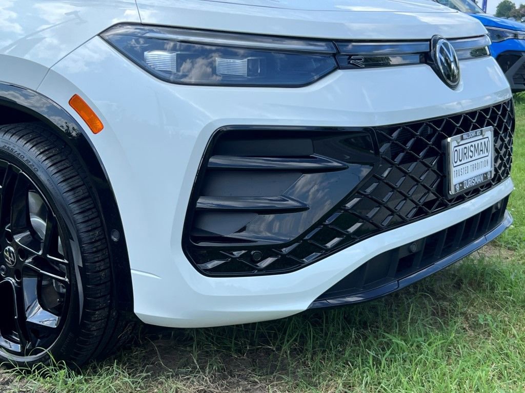 New 2025 Volkswagen Tiguan SE R-Line image 2