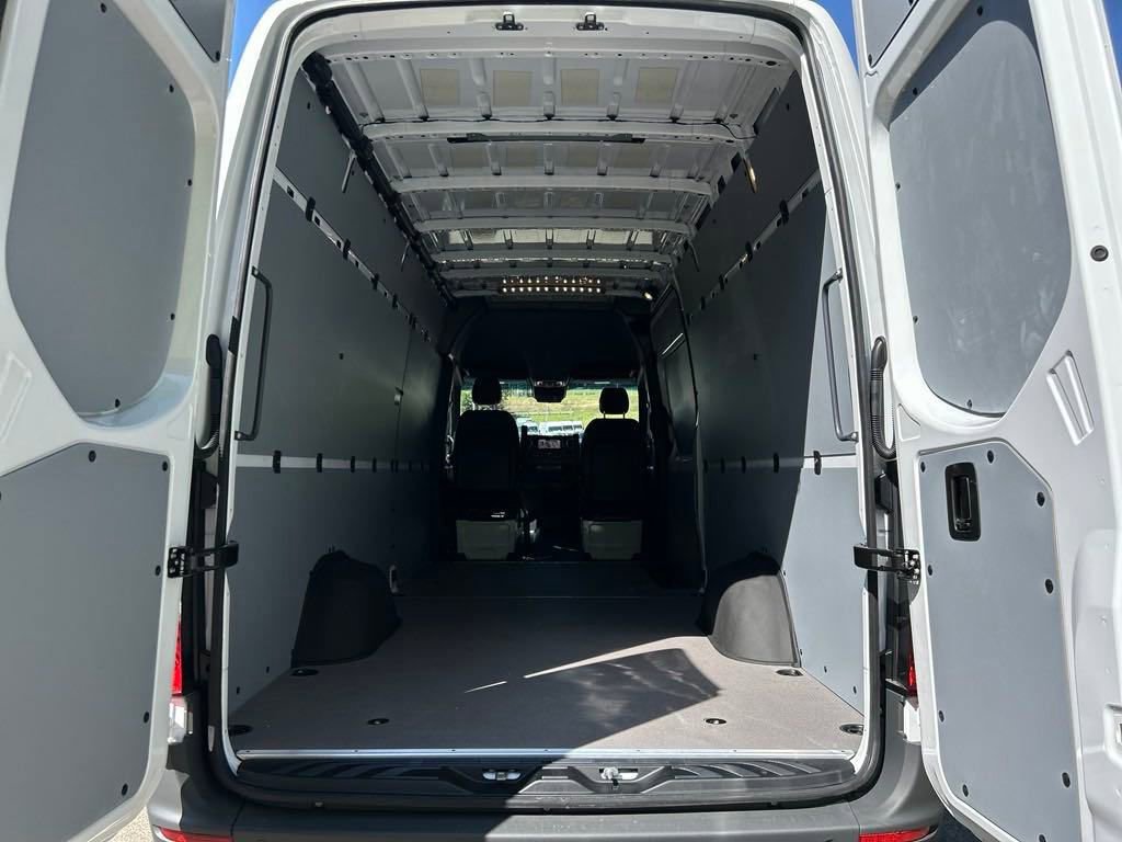 Used 2024 Mercedes-Benz Sprinter 2500 image 22