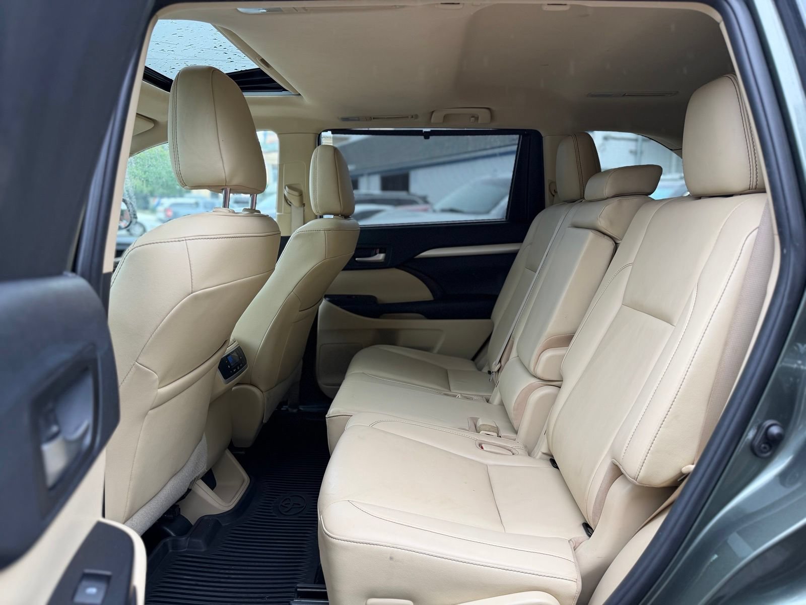Used 2019 Toyota Highlander XLE AWD/4WD image 17