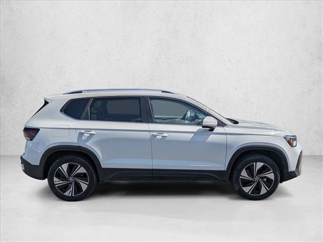 Used 2025 Volkswagen Taos SE AWD/4WD image 4