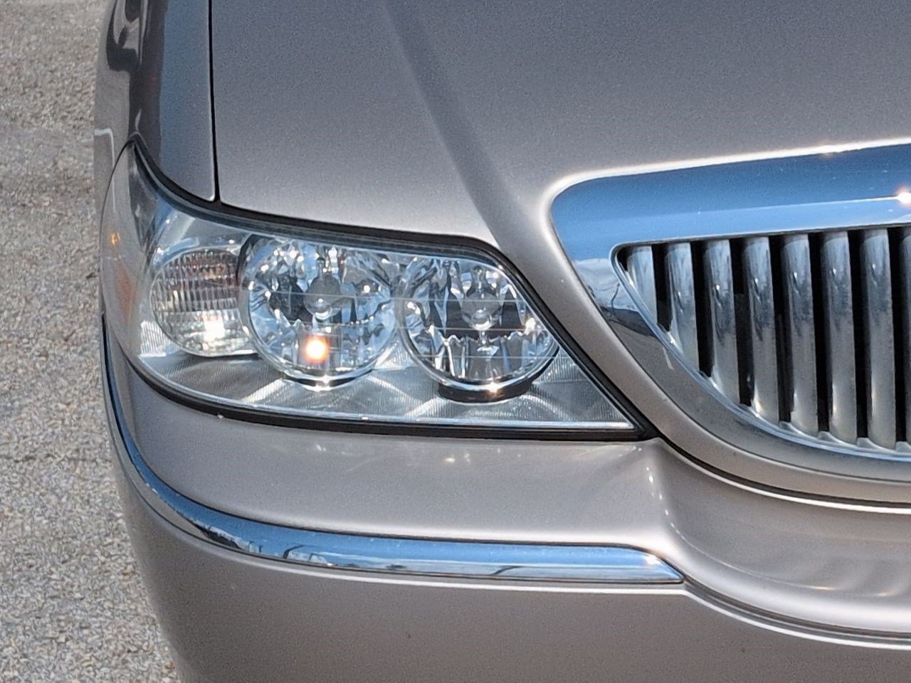Used 2003 Lincoln Town Car Executive RWD image 11