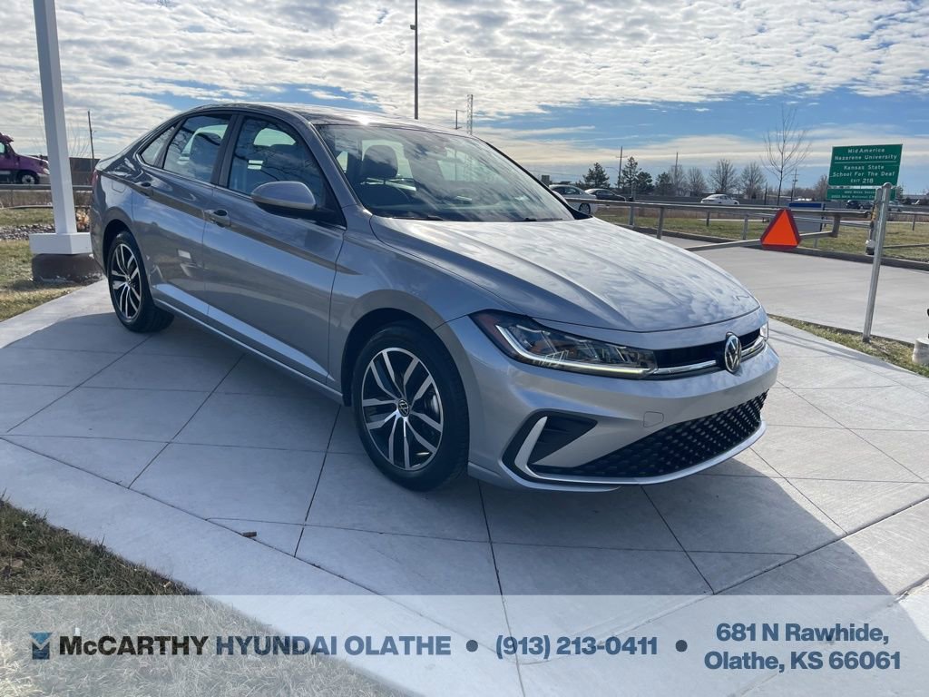 Used 2025 Volkswagen Jetta SE image 2