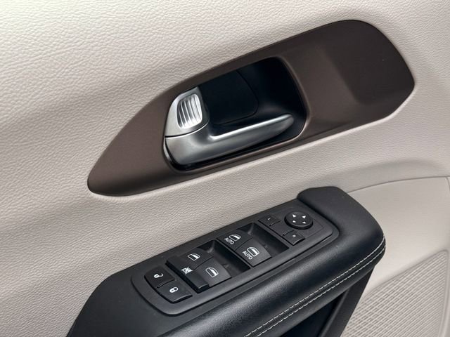 Used 2022 Chrysler Voyager LX FWD image 20