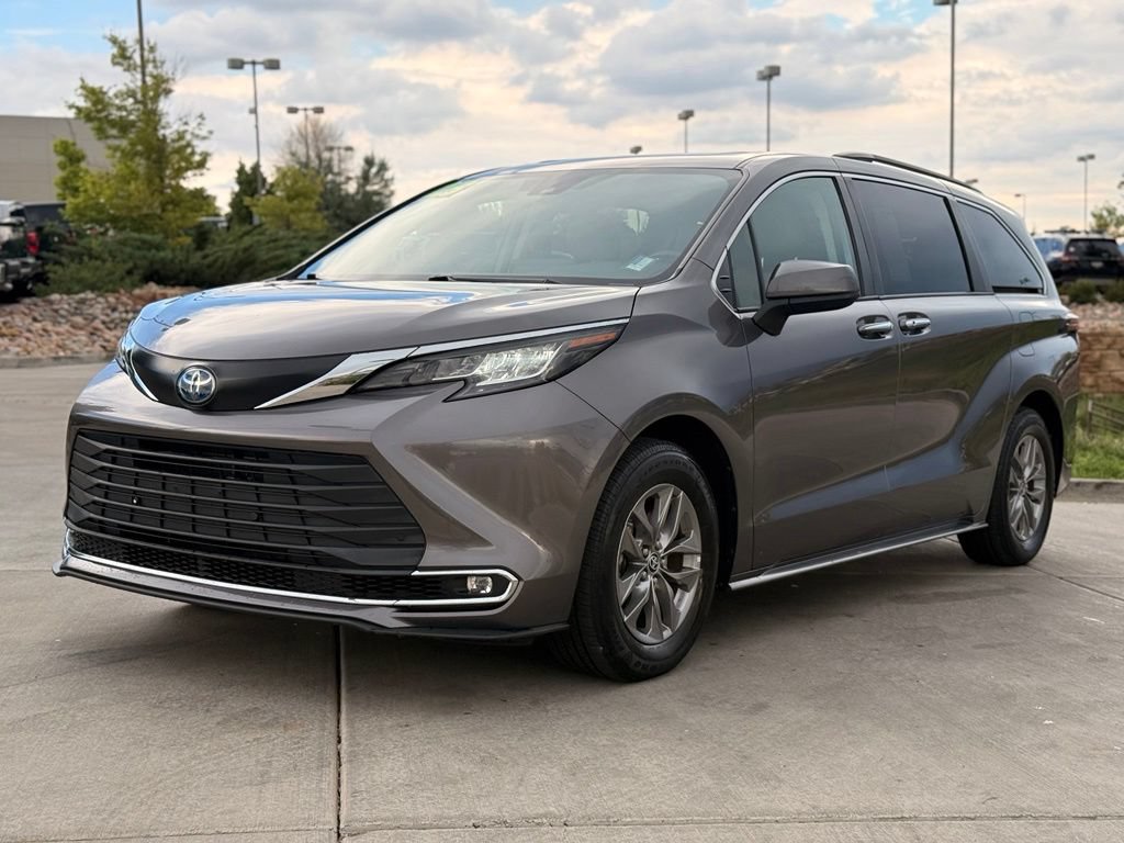 Used 2023 Toyota Sienna XLE w/ XLE Plus Package AWD/4WD image 3