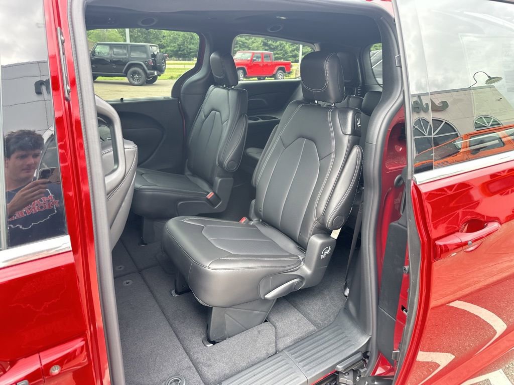 New 2026 Chrysler Pacifica Select FWD image 24