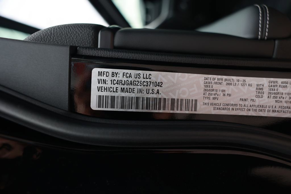 New 2025 Jeep Grand Cherokee Laredo image 32