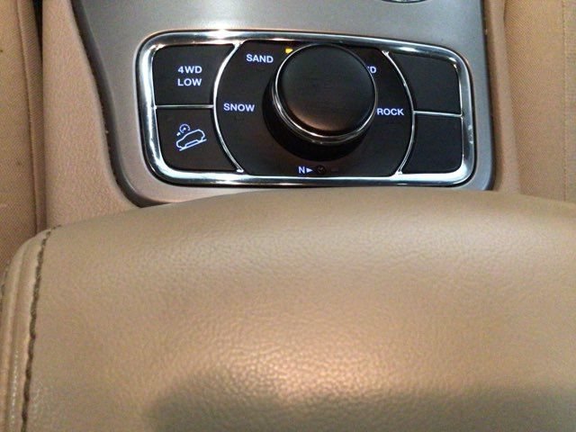 Used 2020 Jeep Grand Cherokee Laredo AWD/4WD image 25