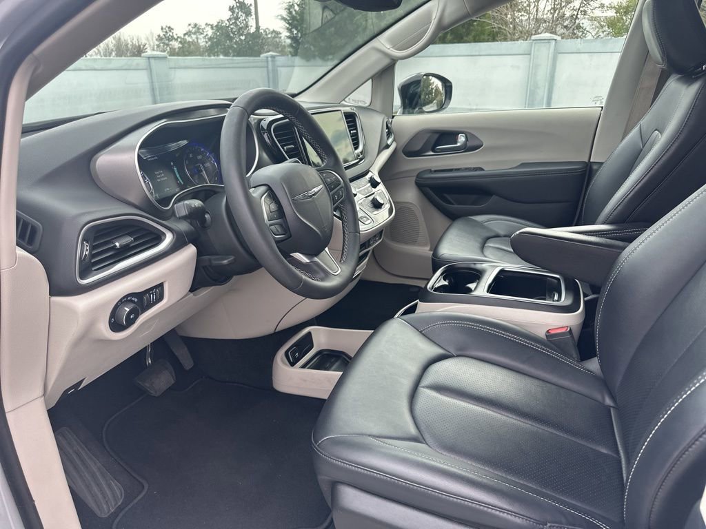 Used 2024 Chrysler Pacifica Touring-L image 13