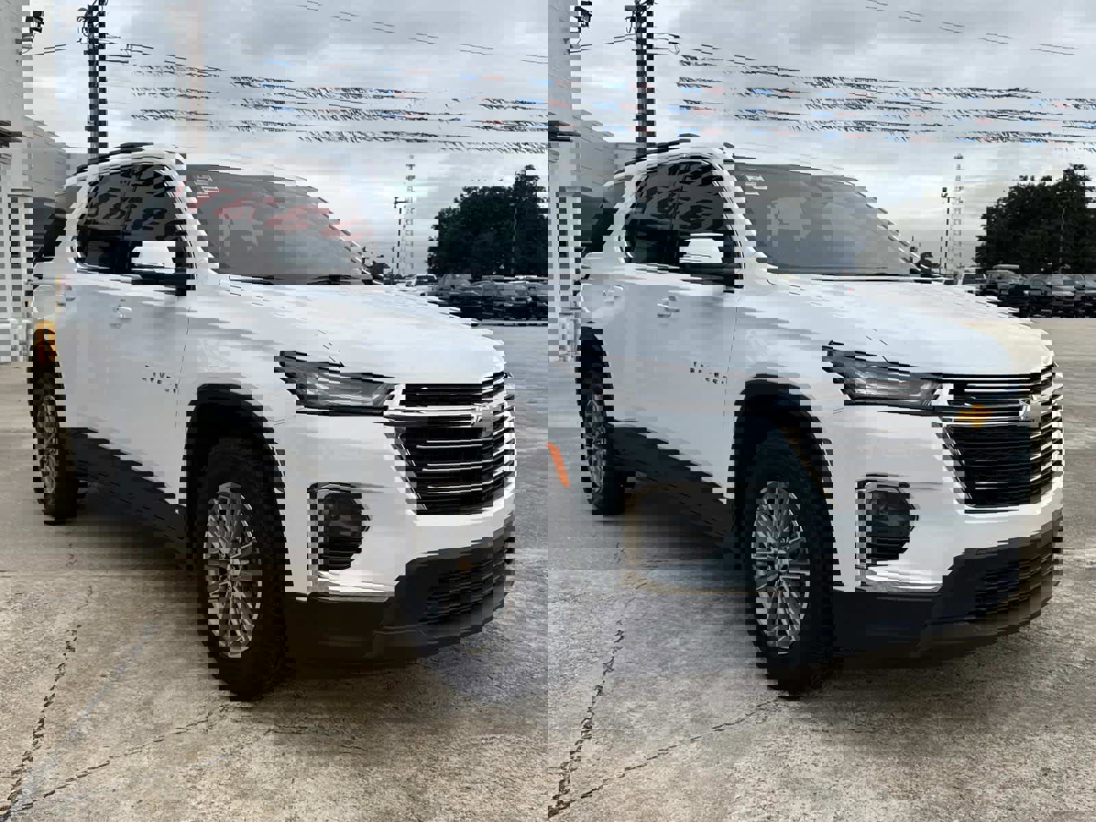 Used 2023 Chevrolet Traverse LT image 2