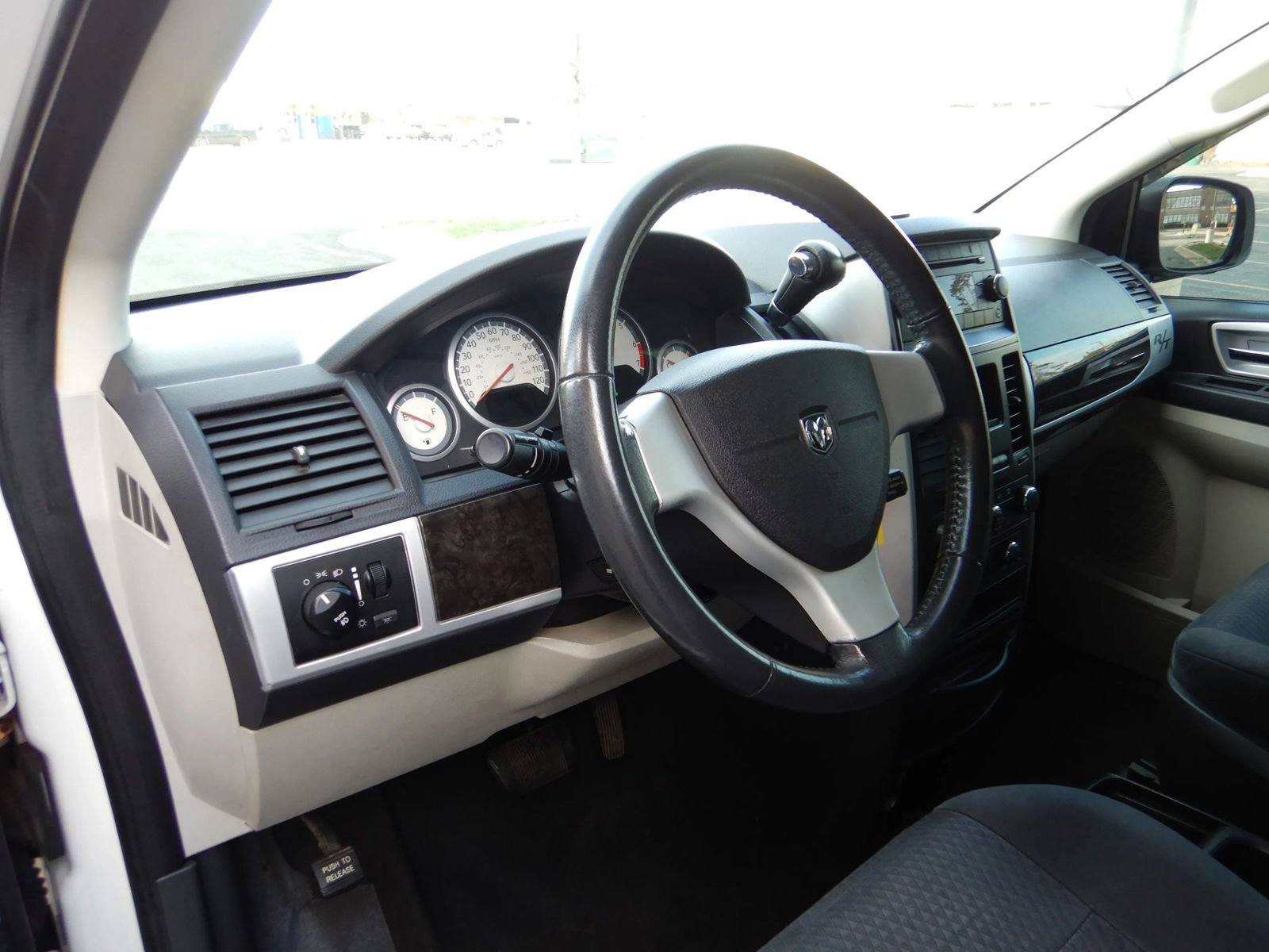 Used 2010 Dodge Grand Caravan SXT FWD image 13